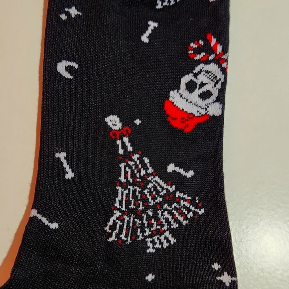 ❤️NWT VINTAGE TORRID 2 PACK CREW SOCKS - BONES SKULL SANTA HAT PRINT - Picture 3 of 11